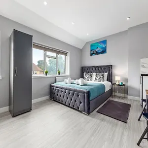 https://heathrow-stays-feltham-tw13.brighton-hotels-england.com