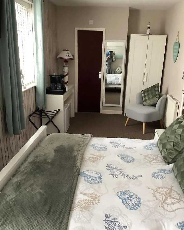 By The Seaside Bed & Breakfast Blackpool 0*,